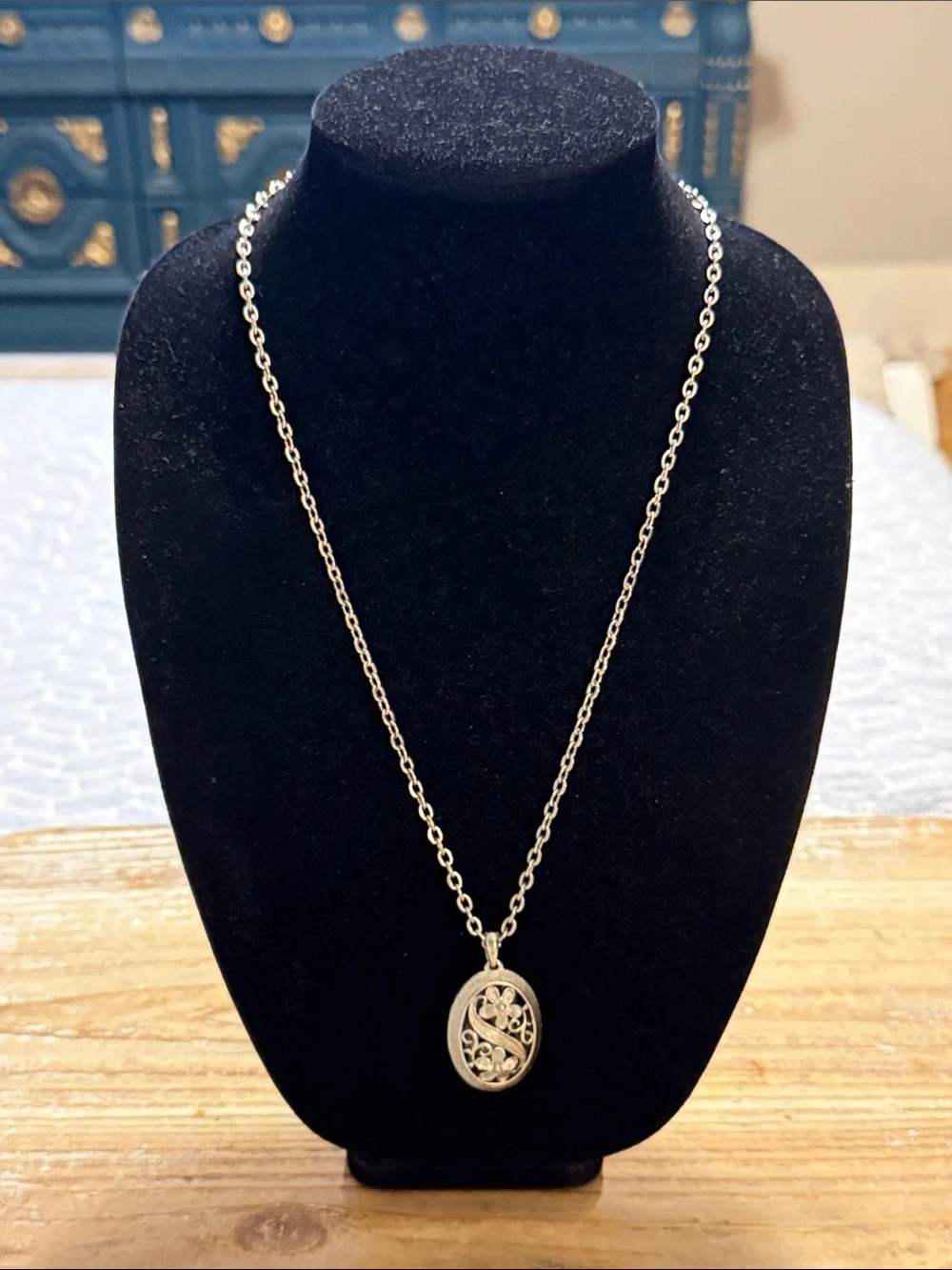 Vintage Silver Tone Filigree Floral Flower Oval Large Pendant Statement Necklace